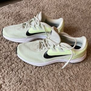Womens Nike sneakers sz 8